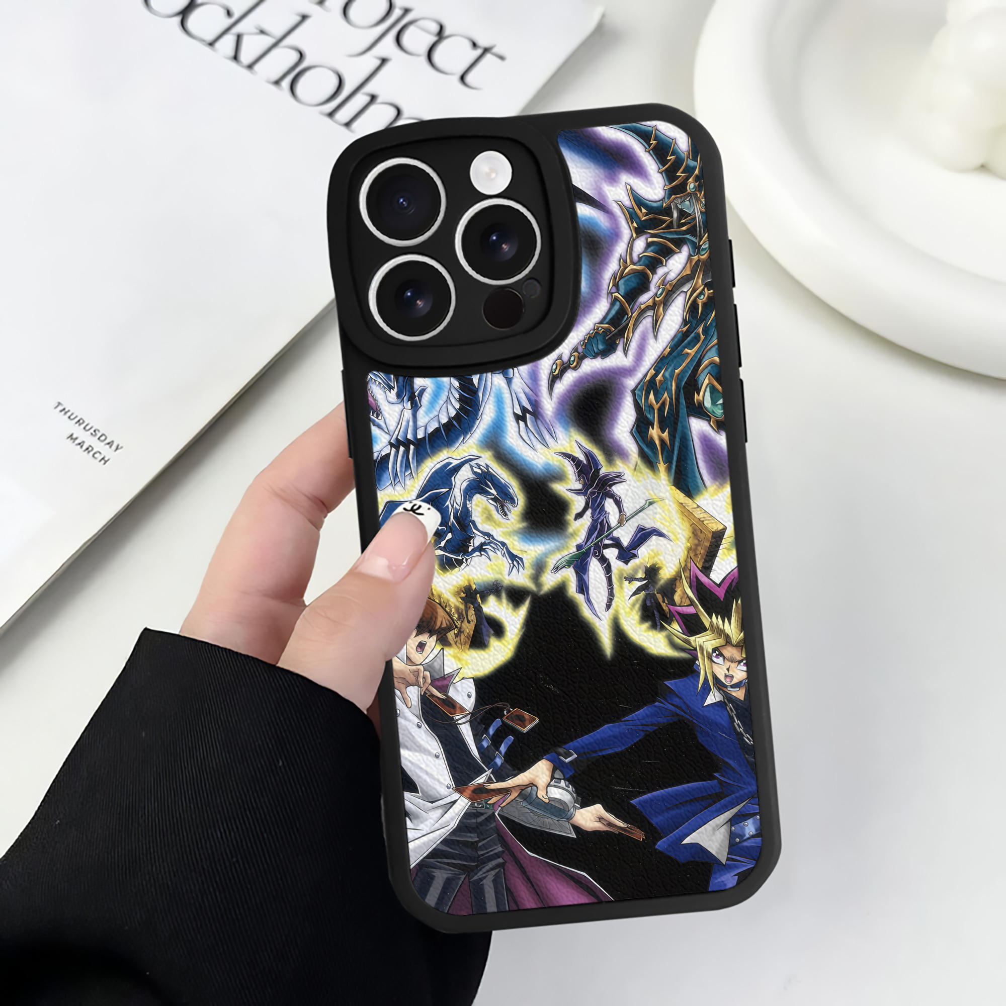 （画像用） 遊☆戯☆王 Yu-Gi-Oh! 【iPhone 16シリーズ対応】シリコンスマホケース（レザー調） 材質：シリコン